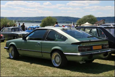 Quel constructeur a nomm&eacute; son mod&egrave;le "Monza", du nom de la ville italienne connue pour son anneau de vitesse ?