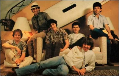 Compl&eacute;tez ces paroles du groupe Cookie Dingler : &laquo; Ne la laisse pas tomber. Elle est si fragile. &Ecirc;tre une femme ��, tu sais c'est pas si facile. &raquo;