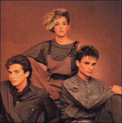 Compl&eacute;tez ce titre de M&eacute;cano : &laquo; Une femme avec �� &raquo;.