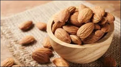 Qui a chant&eacute; "Il n'y a plus d'amandes" en 1976 ?