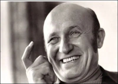 Qui est cet &eacute;crivain, auteur du roman policier ''Les con'' ?