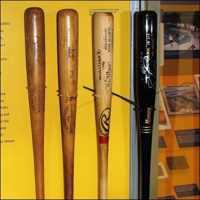 Quel personnage de la commedia dell'arte porte comme objet une batte et une bourse vide ?