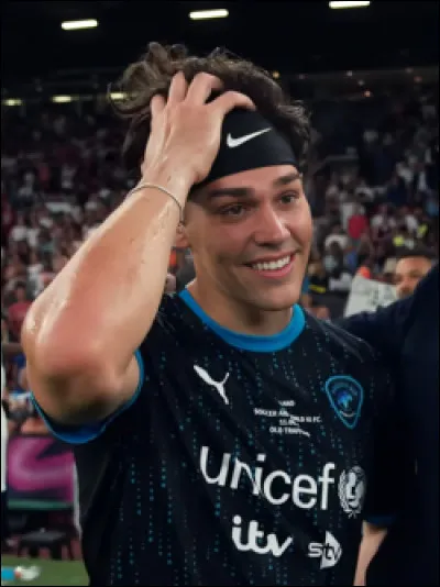 De qui parlait No&euml;l Cou&euml;del, lorsqu'il disait : "C'est vrai, de tous les champions, c'est probablement l'un des plus surprenants de gentillesse naturelle, de gentillesse fonci&egrave;re, de gentillesse vraie" ?