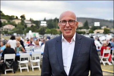 Quelle fonction exerce-t-il actuellement ?