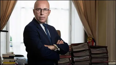 Par quelle personnalit&eacute; de son camp a-t-il &eacute;t&eacute; battu aux &eacute;lections primaires de 2021, afin de d&eacute;signer le candidat cens&eacute; repr&eacute;senter le parti aux &eacute;lections pr&eacute;sidentielles de 2022 ?