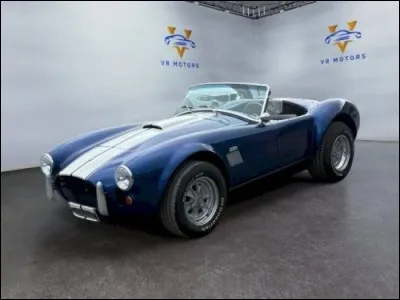 Cette voiture produite par le constructeur anglais AC et l'am&eacute;ricain Shelby est une ...