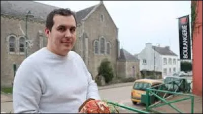 Nous sommes en compagnie de ce monsieur, &agrave; Meriadec. Village Morbihannais, &agrave; cheval sur les communes de Plumergat et de Pluneret, il se situe en r&eacute;gion ...