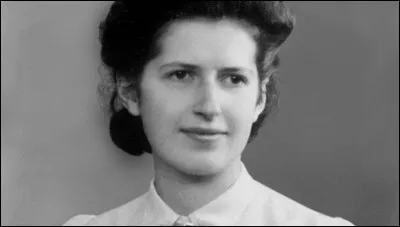 Ancienne r&eacute;sistante, puis militante pour les droits de l'homme et contre la pauvret&eacute;, issue d'une lign&eacute;e tr&egrave;s c&eacute;l&egrave;bre, je me nomme Genevi&egrave;ve...