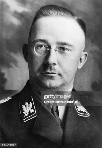 En tant que cr&eacute;ateur de la Gestapo, j'ai orchestr&eacute; la Shoah et le Porajmos. Je suis Heinrich...