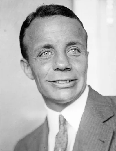 J'ai servi comme g&eacute;n&eacute;ral et pris part au d&eacute;barquement de Normandie. Fils d'un ancien pr&eacute;sident des &Eacute;tats-Unis, j'ai succomb&eacute; &agrave; une crise cardiaque &agrave; 56 ans. Je suis Th&eacute;odore...