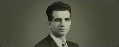 "L'Affiche rouge" a marqu&eacute; notre histoire. Le 21 f&eacute;vrier 1944, j'ai &eacute;t&eacute; ex&eacute;cut&eacute; avec mes compagnons. Quatre-vingts ans plus tard, je repose au Panth&eacute;on avec M&eacute;lin&eacute;e, mon &eacute;pouse. Je suis Missak...