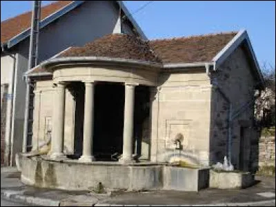Notre balade prend fin en Lorraine, devant la fontaine de Viviers-le-Gras. Village de l'aire d'attarction Vittel-Contrex&eacute;ville, il se situe dans le d&eacute;partement ...