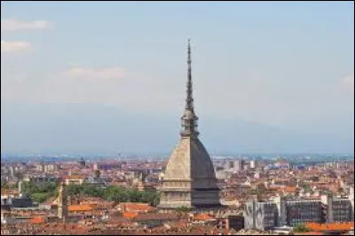 La "Mole Antonelliana", &eacute;difi&eacute;e au milieu du XIXe si&egrave;cle et qui accueille depuis 2000 le mus&eacute;e italien du cin&eacute;ma, se trouve &agrave; ...