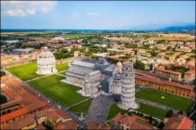La "Piazza dei Miracoli", o&ugrave; l'on voit le Duomo, la tour pench&eacute;e et le baptist&egrave;re, se trouve &agrave; ...