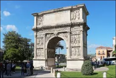 L�arc de Trajan, &agrave; B&eacute;n&eacute;vent, &eacute;rig&eacute; en 114 en l'honneur de l'empereur Trajan pour l'ouverture de la Via Traiana, variante de la Voie Appienne, se trouve en ...
