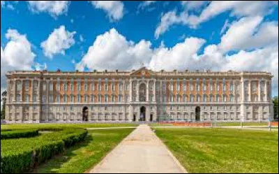 Ce palais royal, ancienne r&eacute;sidence royale, construite au milieu du XVIIIe si&egrave;cle pour les souverains de la maison de Bourbon, se trouve &agrave; ...