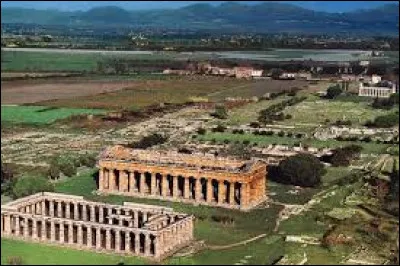 Le site de Paestum compte trois grand temples grecs dont le temple d'H&eacute;ra ; dans quelle r&eacute;gion se trouve-t-il ?