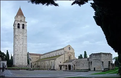 La basilique Santa Maria Assunta, &eacute;difi&eacute;e au XIe si&egrave;cle, se trouve dans cette petite ville de V&eacute;n&eacute;tie Julienne, qui a &eacute;t&eacute; un centre important du bas empire romain :