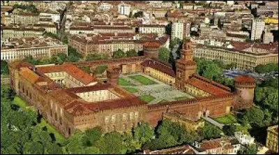 Cette forteresse, situ&eacute;e dans le centre de Milan, est le ch&acirc;teau des ...