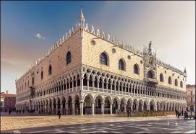 Le palais des Doges ou palais Ducal, construit au XIVe si&egrave;cle en style gothique et transform&eacute; au XVIe si&egrave;cle en style Renaissance, se trouve &agrave; ...