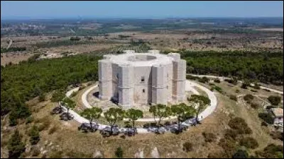 Dans quelle r&eacute;gion se trouve le "Castel del Monte", construit au milieu du XIIIe si&egrave;cle par l'empereur Fr&eacute;d&eacute;ric II de Hohenstaufen sur une colline &agrave; 25 km de l'Adriatique ?