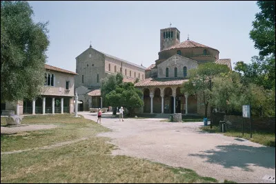 La cath&eacute;drale Santa Maria Assunta, &eacute;difi&eacute;e au VIIe si&egrave;cle et reconstruite au XIIe, se trouve &agrave; Torcello pr&egrave;s de ...
