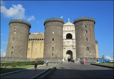 L'impressionnant "Castel Nuovo", construit &agrave; la fin du XIIIe si&egrave;cle se situe &agrave; ...