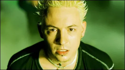 Comment s'appelait le chanteur principal du groupe, d&eacute;c&eacute;d&eacute; en 2017 ?