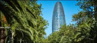 Dans quelle ville d'Espagne se situe la tour Glories ?