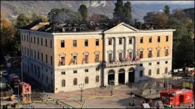 A Annecy, le maire sortant &eacute;cologiste ne se repr&eacute;sentait pas et au premier tour, la liste de droite d'Antoine Armand devan&ccedil;ait la liste de gauche : qu'advient-il ?