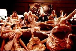 Qui est le ralisateur, spcialis dans les oeuvres gores, du trs culte 'Society', qui se droule lui aussi dans cette ville ?