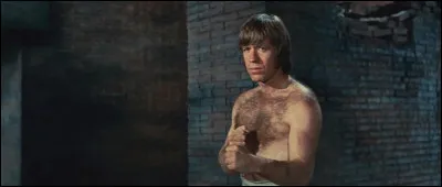 Chuck Norris a jou&eacute; dans un film d'action sorti en 1974 et r&eacute;alis&eacute; par Bruce Lee. Dans ce film, il y a aussi Bruce Lee. Comment s'appelle ce film ?