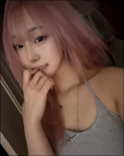 Coucou ! Commen&ccedil;ons par les iconiques cheveux roses de Giselle ! Dans quel MV portait-elle cette couleur ?