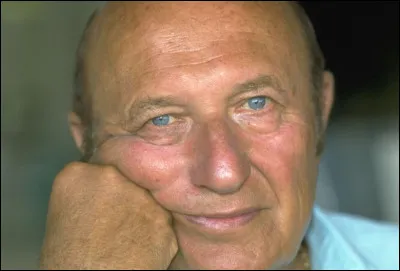 Qui est cet &eacute;crivain, auteur de cette citation : ''Les po&egrave;tes comptent leurs pieds avec leurs doigts.'' ?