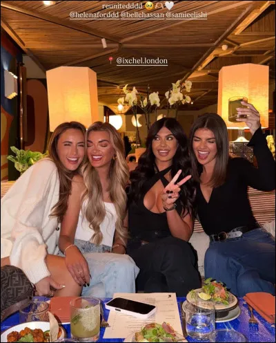 Ta meilleure amie t�invite &agrave; une soir&eacute;e. Quelle tenue choisis-tu ? ?