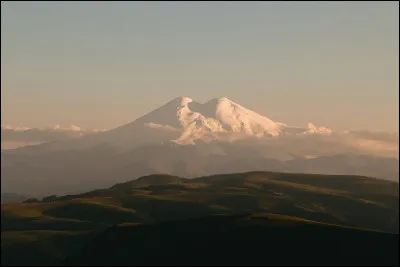 Le mont Demavand, situ&eacute; en Iran, est le plus haut sommet du Moyen-Orient : quelle est son altitude ?