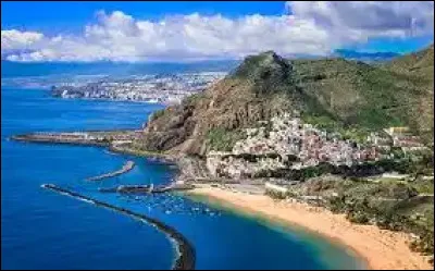 Dans quel oc&eacute;an est situ&eacute; l'archipel des Canaries ?