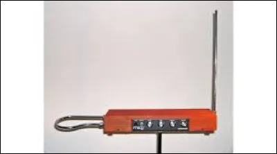 Quelle est la particularit&eacute; du th&eacute;r&eacute;mine, un instrument de musique &eacute;letcronique ?