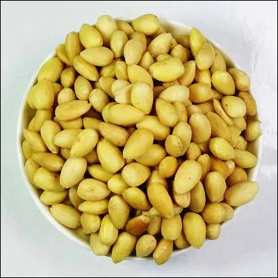 Quelle p&acirc;te de confiserie est confectionn&eacute;e &agrave; partir d�amandes mond&eacute;es, de blanc d��uf et de sucre ?