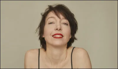 Qui est cette chanteuse fran&ccedil;aise, auteure-compositrice et interpr&egrave;te du titre ''Le Petit Voisin'' ?