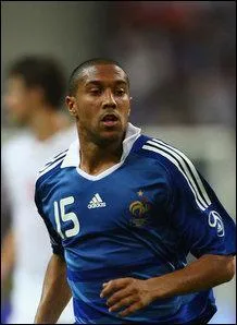 Ce jeune dfenseur d'Arsenal est un candidat au poste d'arrire gauche :