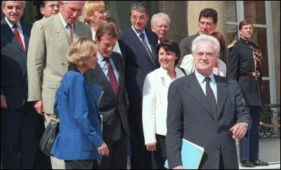 Suite &agrave; la dissolution de l'Assembl&eacute;e nationale par Chirac en 1997, sous quel nom fonde-t-il une union &agrave; gauche ?