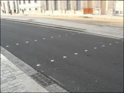 De quelle ann&eacute;e datent les "passages &agrave; clous" ou "passages clout&eacute;s" de Paris ?