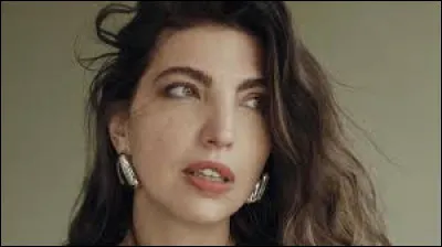 Quelle est l'activit&eacute; principale de Clou, d&eacute;couverte par le biais de la radio France Inter en 2014 ?