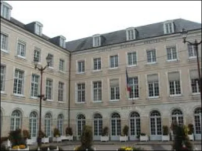 Au Mans la liste du maire sortant PS St&eacute;phane Le Foll arrivait nettement en t&ecirc;te au premier tour, suivie de trois autres listes : quel est le r&eacute;sultat final ?