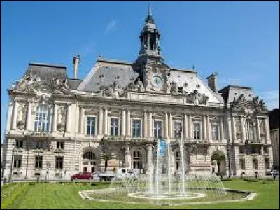 A Tours derri&egrave;re le maire &eacute;cologiste Emmanuel Denis arriv&eacute; en t&ecirc;te, trois autres listes se (divers droite, RN et LFI) sont qualifi&eacute;es pour le second tour : quel est le r&eacute;sultat final ?