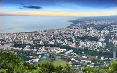 Saint-Denis est le chef-lieu de quelle &icirc;le fran&ccedil;aise ?