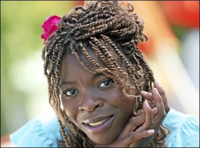 Qui est cette chanteuse fran&ccedil;aise d'origine camerounaise, interpr&egrave;te du titre ''J'suis pas une sainte'' ?