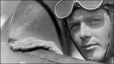 Qui est cet aviateur am&eacute;ricain qui a effectu&eacute; la premi&egrave;re travers&eacute;e a&eacute;rienne de l�oc&eacute;an Atlantique de New York &agrave; Paris en solitaire et sans escale &agrave; bord du Spirit of St. Louis ?