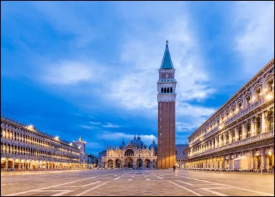 Dans quelle ville est situ&eacute;e cette place Saint-Marc ?